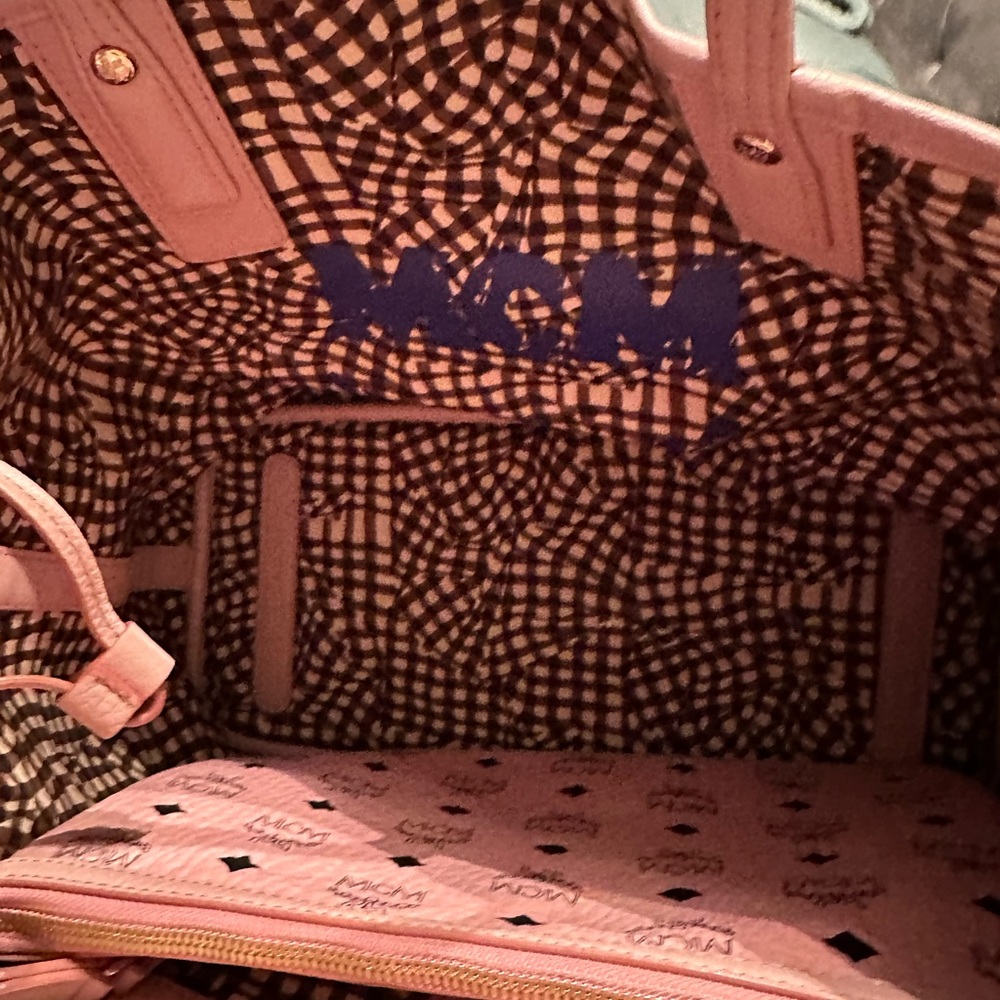 MCM medium Liz Shopper in Pink. - Picture 8 of 11